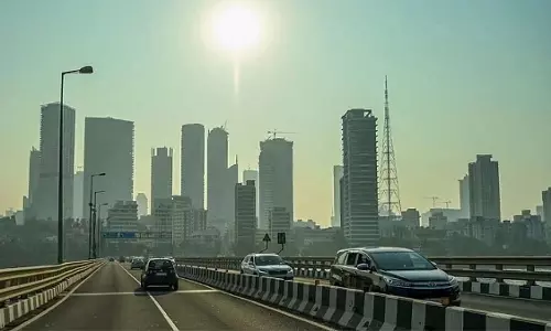 Mumbai : शहर में धूप खिली, ठंडी हवाएं और धुंध Mumbai : शहर में धूप खिली, ठंडी हवाएं और धुंध