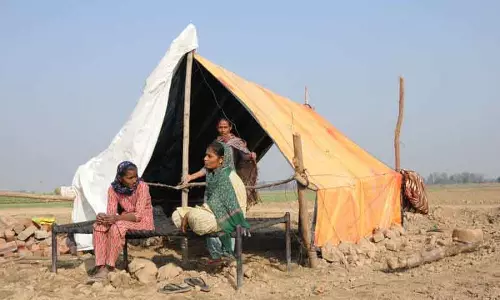 Sultanpur Lodhi बाढ़ से विस्थापित बहनें सर्दी में तंबुओं में रह रही Sultanpur Lodhi बाढ़ से विस्थापित बहनें सर्दी में तंबुओं में रह रही