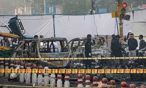Delhi blasts: जांच एजेंसियां संदिग्धों से जुड़ी तीसरी कार की तलाश में जुटी है Delhi blasts: जांच एजेंसियां संदिग्धों से जुड़ी तीसरी कार की तलाश में जुटी है
