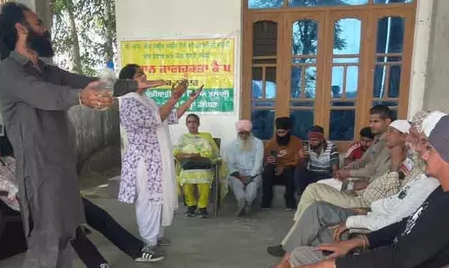 Jalandhar कलाकार और छात्रों ने कृषि विभाग के साथ मिलकर पराली जलाने पर रोक लगाई