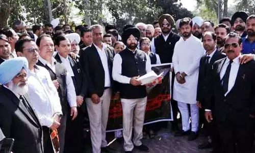 जिला बार एसोसिएशन ने Hoshiarpur में विरोध मार्च निकाला