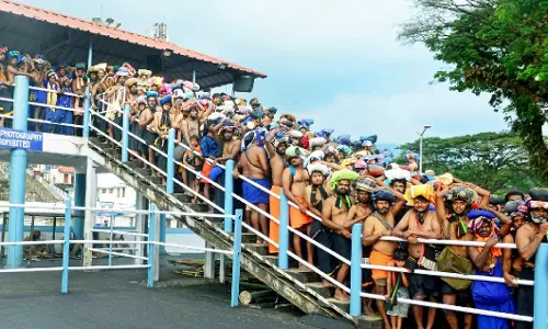 Kerala HC ने सबरीमाला में रासायनिक कुमकुम, शैम्पू पाउच पर प्रतिबंध बरकरार रखा Kerala HC ने सबरीमाला में रासायनिक कुमकुम, शैम्पू पाउच पर प्रतिबंध बरकरार रखा