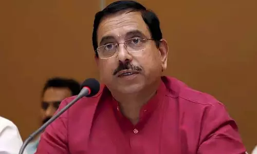 गारंटी योजनाओं के वित्तपोषण के लिए सरकार उत्पादक क्षेत्रों को दबा रही है: Prahlad Joshi गारंटी योजनाओं के वित्तपोषण के लिए सरकार उत्पादक क्षेत्रों को दबा रही है: Prahlad Joshi