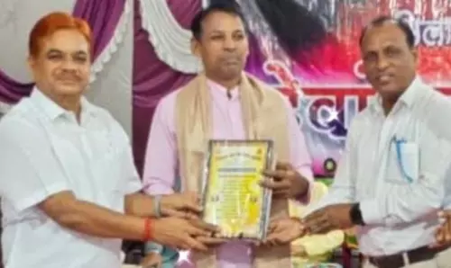 परमेश्वरी रत्न से अलंकृत हुए डॉ अंकुश देवांगन परमेश्वरी रत्न से अलंकृत हुए डॉ अंकुश देवांगन