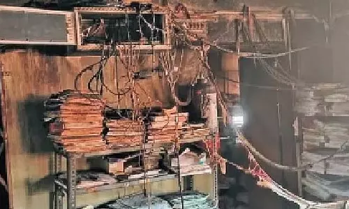 Uttara Kannada : डकैती का प्रयास विफल, बदमाशों ने गुस्से में बैंक में लगाई आग Uttara Kannada : डकैती का प्रयास विफल, बदमाशों ने गुस्से में बैंक में लगाई आग