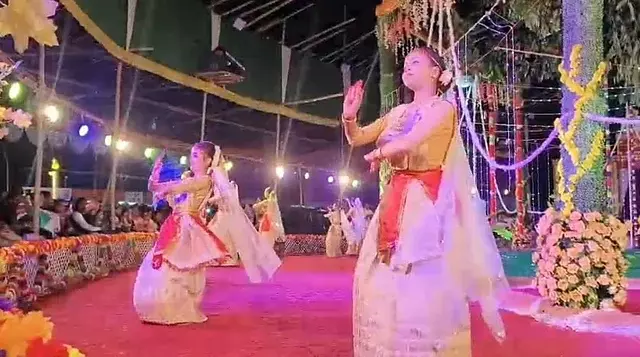 Pijush हजारिका ने बिश्वनाथ में रंगारंग लेहुगांव रैक्स महोत्सव में भाग लिया Pijush हजारिका ने बिश्वनाथ में रंगारंग लेहुगांव रैक्स महोत्सव में भाग लिया
