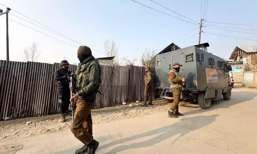 सफेदपोश आतंकी मॉड्यूल: काउंटर इंटेलिजेंस Kashmir ने घाटी भर में छापे मारे सफेदपोश आतंकी मॉड्यूल: काउंटर इंटेलिजेंस Kashmir ने घाटी भर में छापे मारे