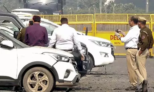 लाल किला विस्फोट का असर: Delhi के महिपालपुर में बस का टायर फटने से दहशत