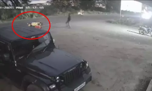 LIVE मंजर तेंदुए ने अचानक झपट्टा मारा, बाइक सवार गिरा