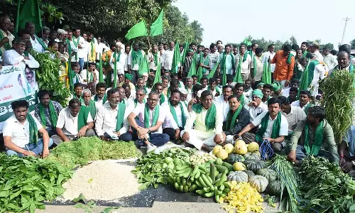 Karnataka : मक्का के समर्थन में किसान यूनियन नेताओं का विरोध प्रदर्शन Karnataka : मक्का के समर्थन में किसान यूनियन नेताओं का विरोध प्रदर्शन