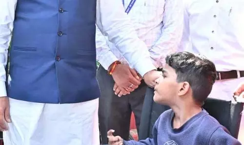 पैरों से चित्र उकेरने वाली पूनम बिटिया के जीवन में मुख्यमंत्री ने भरी नई उम्मीद