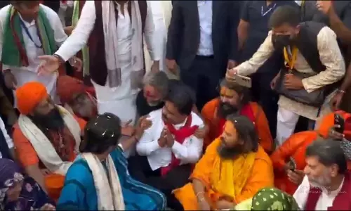 बागेश्वर बाबा के सनातन एकता पदयात्रा 2.0 में शामिल हुए गृहमंत्री विजय शर्मा बागेश्वर बाबा के सनातन एकता पदयात्रा 2.0 में शामिल हुए गृहमंत्री विजय शर्मा