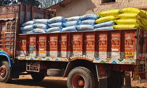 Karnataka : यूरिया कालाबाजारियों को बेचा जा रहा है