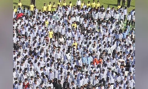 Aligarh में राष्ट्रगान और वंदे मातरम का विरोध करने पर सहायक शिक्षक निलंबित