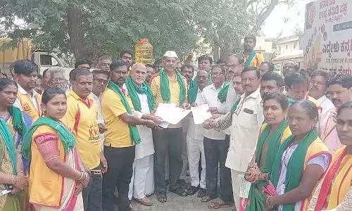 Shiggawi : फसल क्षति मुआवजे के लिए विरोध प्रदर्शन Shiggawi : फसल क्षति मुआवजे के लिए विरोध प्रदर्शन