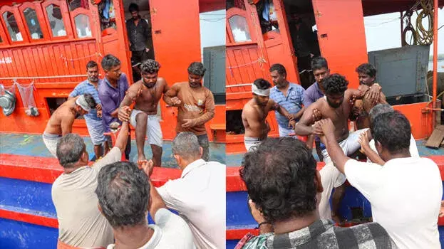 मछली पकड़ने के विवाद में तमिलनाडु और केरल की नावों में टकराव मछली पकड़ने के विवाद में तमिलनाडु और केरल की नावों में टकराव