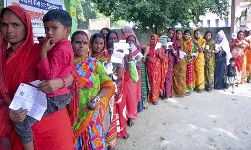 Bihar Elections 2025 : 7 जिलों में मतदान में महिलाओं ने पुरुषों को 14 प्रतिशत से अधिक से हराया