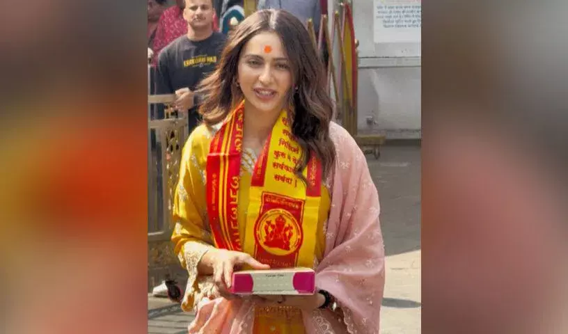 Rakul Preet Singh ने सिद्धिविनायक मंदिर का दौरा किया