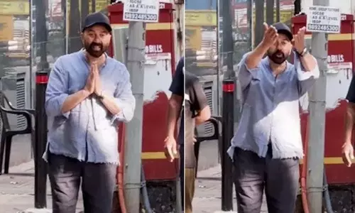 Bollywood अभिनेता सनी देओल ने पपराज़ी की भीड़ में अपना आपा खो दिया Bollywood अभिनेता सनी देओल ने पपराज़ी की भीड़ में अपना आपा खो दिया