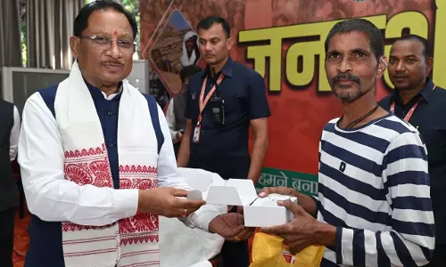 CM विष्णुदेव साय ने समझी पीड़ा, तुरंत बढ़ाया कदम, रमन निर्मलकर को सौंपा श्रवण यंत्र