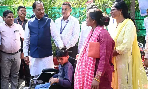 पैरों से सुंदर चित्र बनाती है रायपुर की पूनम, CM साय ने विशेष विद्यालय में भर्ती कराने और छात्रवृत्ति देने के दिए निर्देश पैरों से सुंदर चित्र बनाती है रायपुर की पूनम, CM साय ने विशेष विद्यालय में भर्ती कराने और छात्रवृत्ति देने के दिए निर्देश