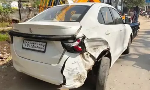 डॉक्टर ने कार से ऑटो को मारी ठोकर, तिराहा चौक में एक्सीडेंट से मचा हड़कंप