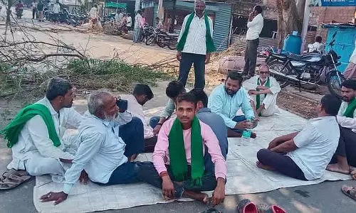 Jamkhandi : किसानों ने सड़क जाम कर किया विरोध प्रदर्शन Jamkhandi : किसानों ने सड़क जाम कर किया विरोध प्रदर्शन