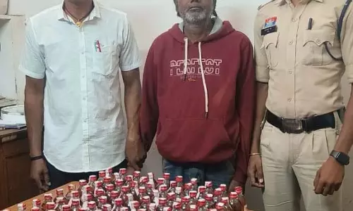 रायपुर : बुजुर्ग घर में शराब बेचते गिरफ्तार