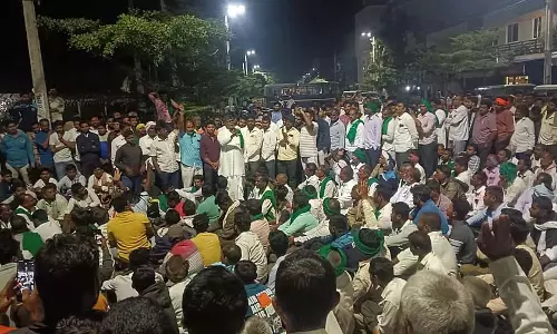 Mudhol : दाम से असहमत किसानों की अधिकारियों से झड़प