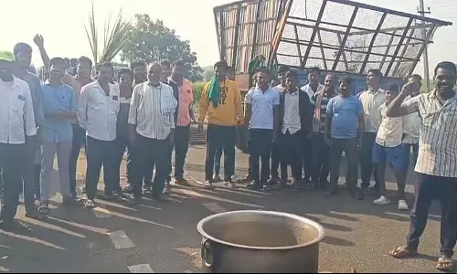 Bagalkot गन्ना मूल्य वृद्धि: सड़क जाम, यातायात बाधित