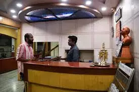 Telangana : पुलिस ने होटलों और लॉज से कहा, मेहमानों का सत्यापन करें और रिकॉर्ड रखें Telangana : पुलिस ने होटलों और लॉज से कहा, मेहमानों का सत्यापन करें और रिकॉर्ड रखें