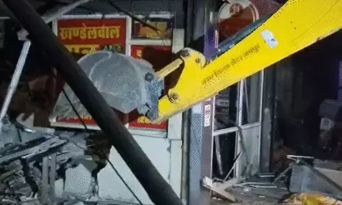 Jaipur: भोजनालय में छत गिरने से व्यक्ति फंसा, राहत में जुटी टीम