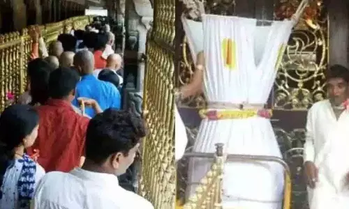 Tirumala में श्रद्धालुओं की भीड़ कम हुई.. सभी दर्शन के लिए 8 घंटे