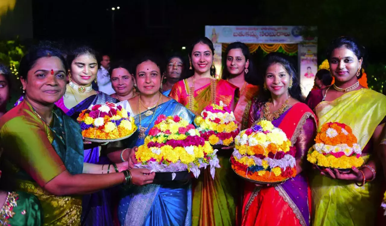 Telangana सरकार इंदिरा गांधी के जन्मदिन पर 64 लाख साड़ियां देगी