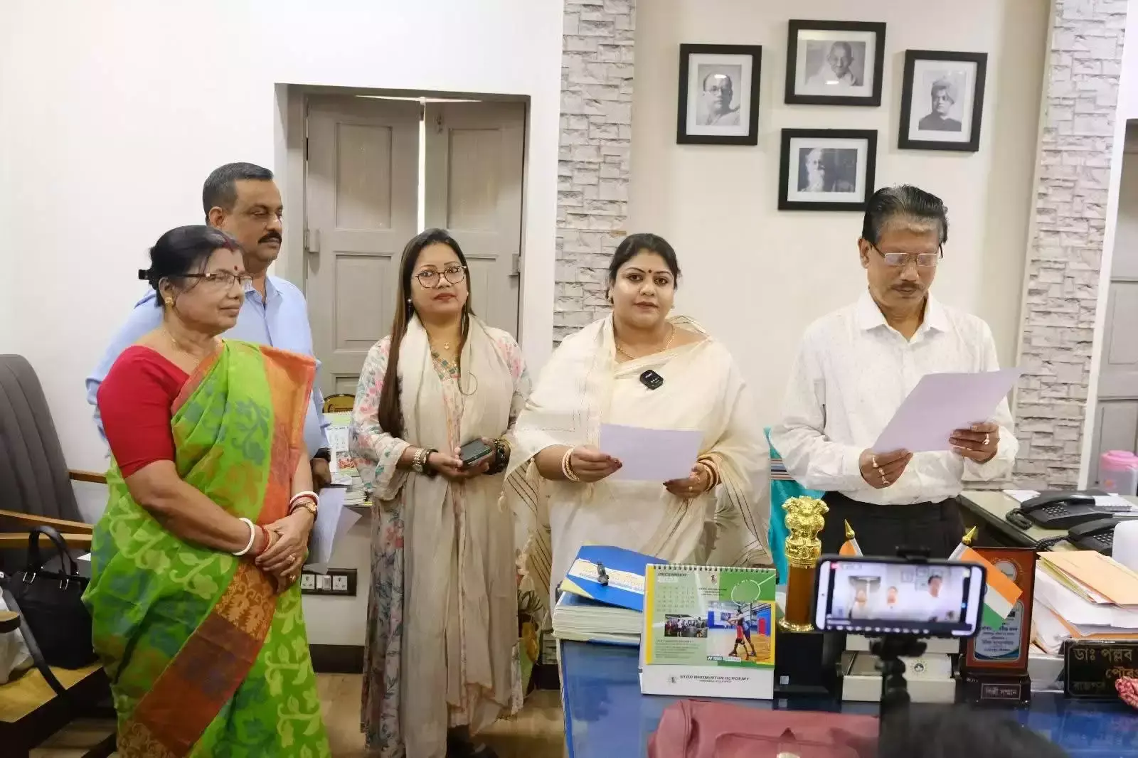 Sonarpur: नगर पालिका में नई उपाध्यक्ष पापिया मुखर्जी बनीं Sonarpur: नगर पालिका में नई उपाध्यक्ष पापिया मुखर्जी बनीं