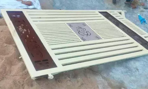 Dundigal में गेट गिरने से लड़के की मौत Dundigal में गेट गिरने से लड़के की मौत