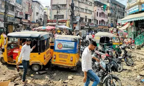 सड़क निर्माण कार्य के कारण बेगम बाजार में Traffic Jam