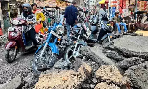 Hyderabad: सड़क मरम्मत कार्य में देरी के कारण बेगम बाजार में यातायात बिगड़ा