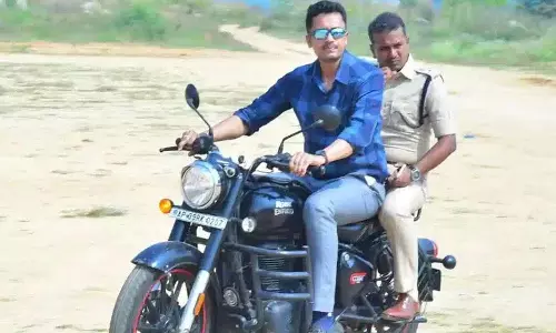 सत्य साईं जिला कलेक्टर श्याम प्रसाद और एसपी सतीश कुमार ने Bullet Bike पर यात्रा की