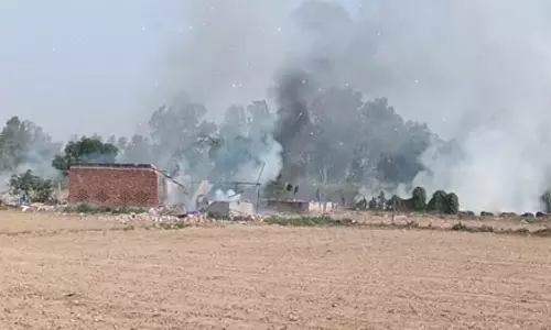 अवैध पटाखा फैक्ट्री में भीषण धमाका; 2 की मौत, 3 घायल अवैध पटाखा फैक्ट्री में भीषण धमाका; 2 की मौत, 3 घायल