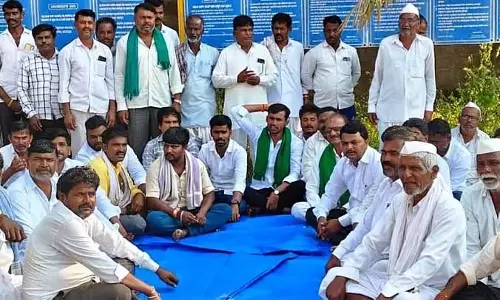 Karnataka : गन्ने की कीमत तय करने की मांग को लेकर किसानों का प्रदर्शन Karnataka : गन्ने की कीमत तय करने की मांग को लेकर किसानों का प्रदर्शन