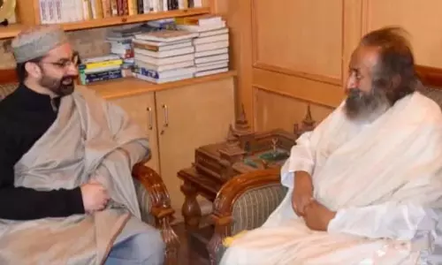 Sri Sri Ravi Shankar ने श्रीनगर में मीरवाइज उमर फारूक से मुलाकात की Sri Sri Ravi Shankar ने श्रीनगर में मीरवाइज उमर फारूक से मुलाकात की