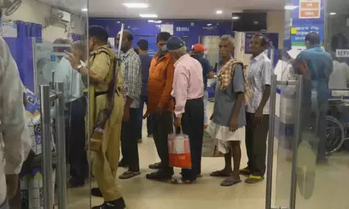 SBI कैशियर 70 लाख रुपये का सोना और 7 लाख नकद लेकर फरार SBI कैशियर 70 लाख रुपये का सोना और 7 लाख नकद लेकर फरार
