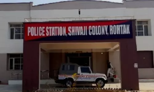 Rohtak: पुलिस की चार गाड़ियों ने घेरा सुशील का घर Rohtak: पुलिस की चार गाड़ियों ने घेरा सुशील का घर