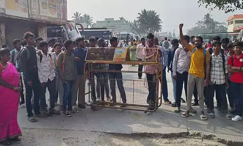 Karnataka : अतिरिक्त बसों के लिए छात्रों का विरोध प्रदर्शन