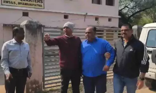 ओडिशा में वरिष्ठ क्लर्क को सतर्कता विभाग ने 20,000 रुपये की रिश्वत लेते पकड़ा ओडिशा में वरिष्ठ क्लर्क को सतर्कता विभाग ने 20,000 रुपये की रिश्वत लेते पकड़ा