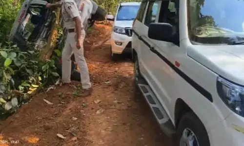 Odisha पुलिस का बड़ा अभियान, शराब से भरी कार दुर्घटनाग्रस्त