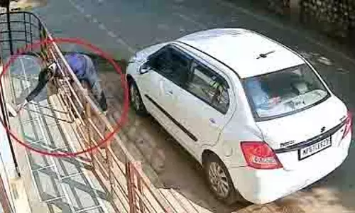 Madhya Pradesh के शिवपुरी में एक युवक ने वकील के चैंबर से अखबार चुराया Madhya Pradesh के शिवपुरी में एक युवक ने वकील के चैंबर से अखबार चुराया