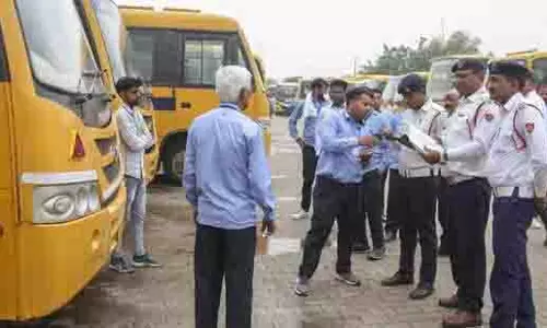 Gurugram: 157 स्कूल बसें सुरक्षा मानदंडों का उल्लंघन करती पाई गईं Gurugram: 157 स्कूल बसें सुरक्षा मानदंडों का उल्लंघन करती पाई गईं