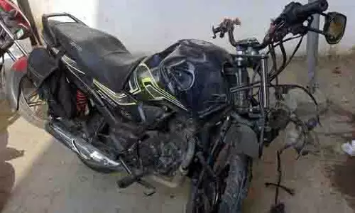 Ghaziabad: एनएच-9 पर खड़े ट्रक से बाइक टकराने से 3 नाबालिगों की मौत Ghaziabad: एनएच-9 पर खड़े ट्रक से बाइक टकराने से 3 नाबालिगों की मौत